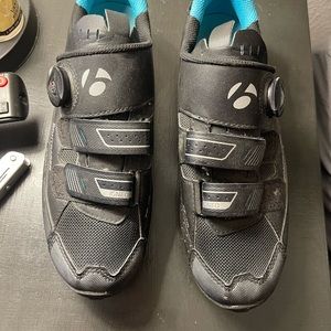 Spin bike shoes, great condition smell like new, nice quick release button.